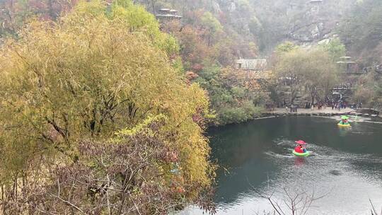 济南九如山度假区湖边木桶民宿，网红打卡地