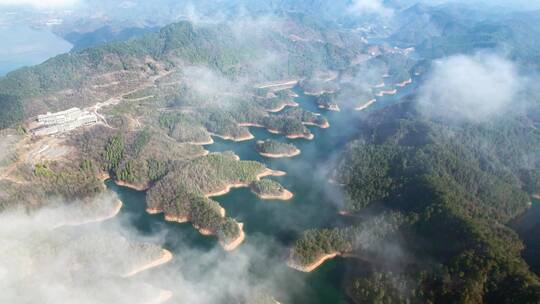 航拍云雾中的杭州千岛湖