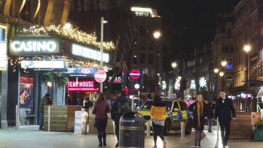 夜晚警察清理路障视频素材模板下载