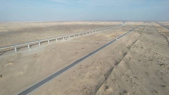 新疆环沙漠和若铁路和G315国道