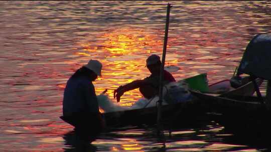 海边夕阳落日渔船渔民剪影