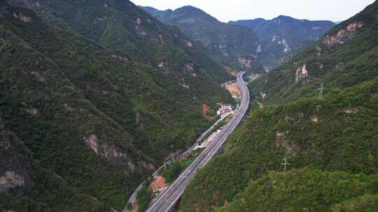 航拍大山里的高速路