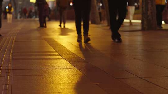 暖色灯光下路人行走的脚步视频素材模板下载