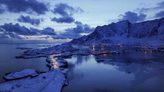 冬季夜晚，雪山罗布尔和峡湾的北极夜景