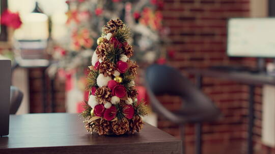 桌子上的小圣诞树