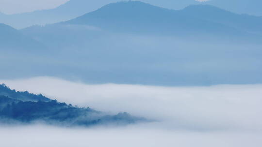 云雾中的山水画