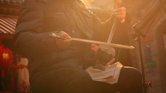 街头艺人演奏二胡