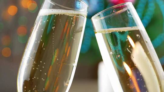 节日纪念日举起香槟酒杯干杯庆祝
