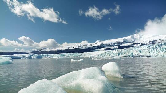 冰岛湖中的冰山