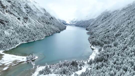 西藏林芝巴松措，雪山森林湖泊的雪景航拍