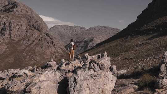 一个人在落基山脉徒步旅行