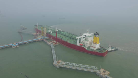 城市航拍 天津港口 码头停靠的货轮