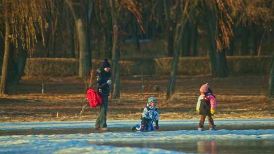 冰上玩耍 冰雪乐趣 结冰湖面 冬天娱乐 孩子