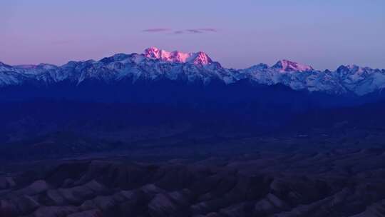 夕阳下的博格达峰