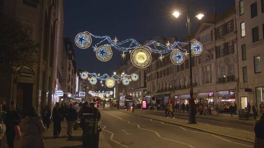 英国伦敦牛津街上空的圣诞灯装饰