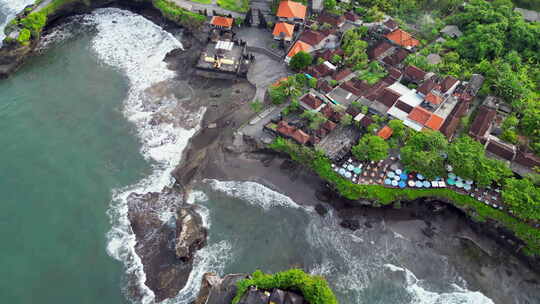 印度尼西亚巴厘岛塔纳地段寺庙和周围带瓷砖