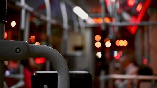 夜晚城市公交车光斑散景画面