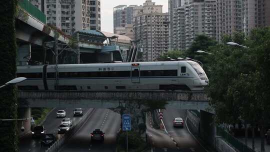 厦门岛内动车穿过城市天桥