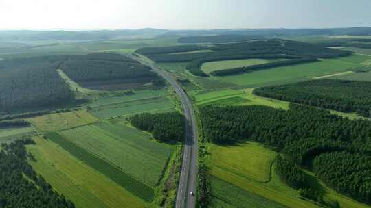 穿过大兴安岭林区田野的高速公路