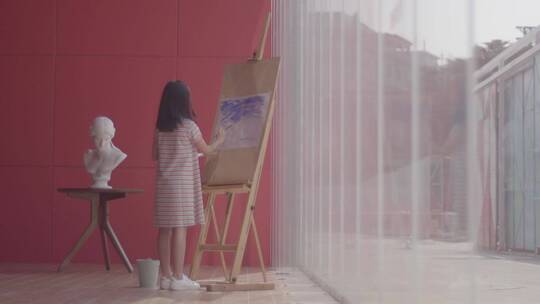 小女孩创作画画水彩文艺美术课艺术馆美术馆