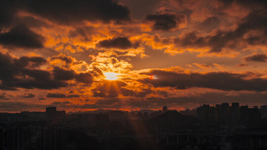 暴雨后 日落夕阳 乌云流动