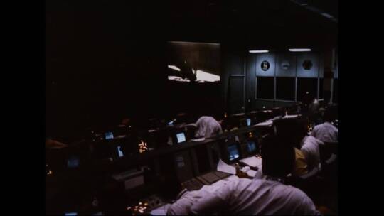 全世界观看阿波罗11号宇航员在月球上行走视频素材模板下载