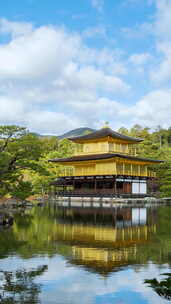 日本京都池塘上的金阁寺。阳光明媚的秋天时