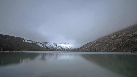 8K60p 西藏山南卡久错营地湖面夜间云