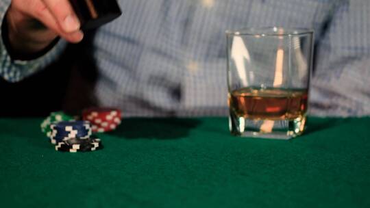 一名男子在赌博游戏中混合骰子