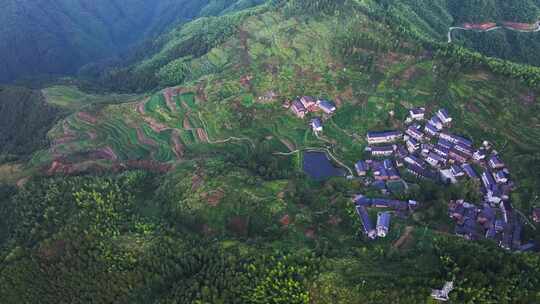 山顶村庄 梯田