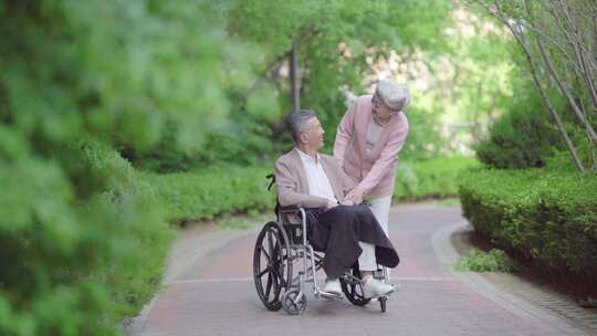 推轮椅 老人推轮椅 幸福老年生活