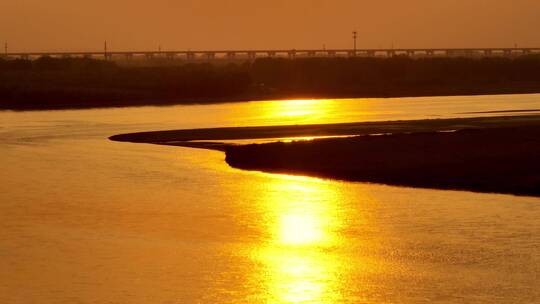 黄河水面逆光唯美夕阳
