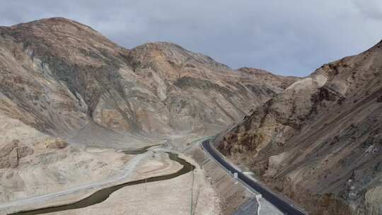 航拍新疆南疆帕米尔高原大气苍凉公路景色