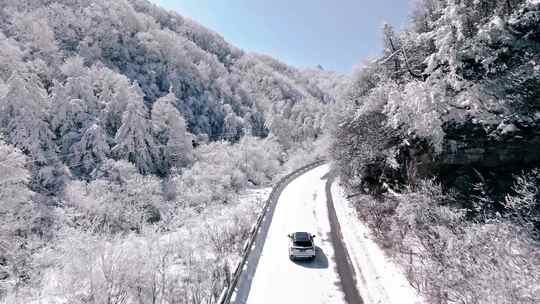 汽车行驶在秦岭210国道雪景道路上