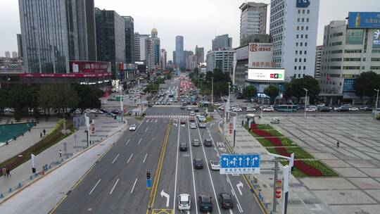 下班晚高峰的城市道路