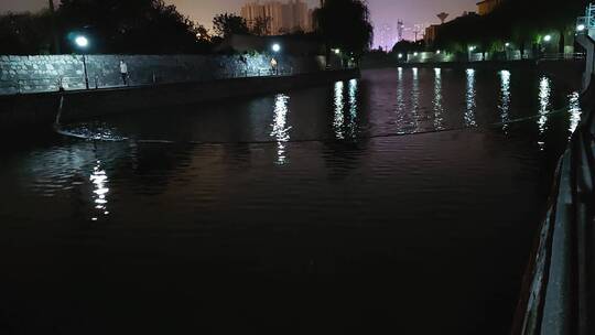 喧嚣城市夜晚的河边