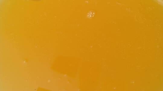 橙子果粒落入果汁中的慢动作
