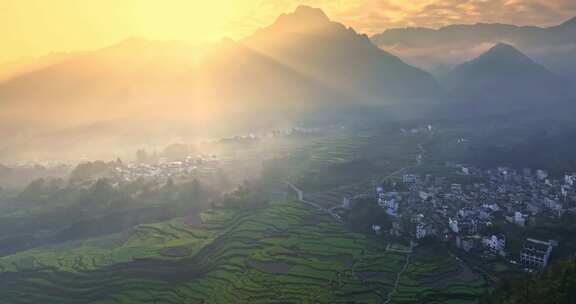 山间 大山 阳光 清晨 晨雾 梯田