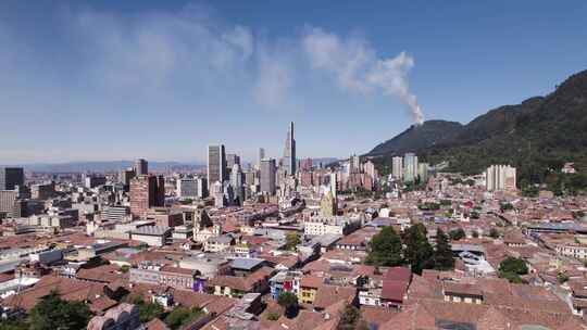 从空中俯瞰熙熙攘攘的波哥大城市蔓延
