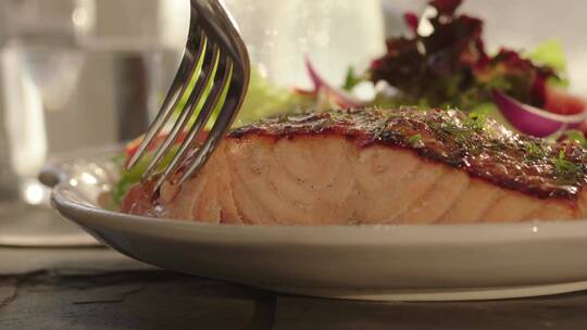 餐厅提供的美味的鲑鱼晚餐视频素材模板下载