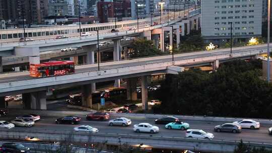 纵横交错的夜晚 高架桥交通繁忙