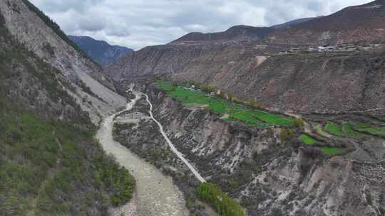 西藏左贡县卡尼村玉曲峡谷丙察左公路风光