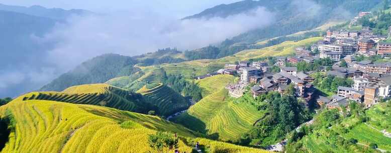 航拍梯田与村落全景