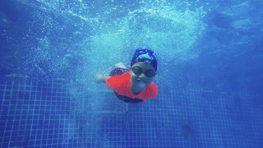 水下拍摄小男孩跳水游泳潜水视频素材模板下载