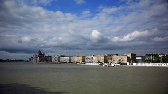 布达佩斯多瑙河及河岸景观