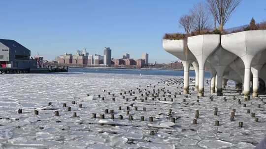 城市水边独特建筑与结冰水面景观