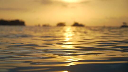 夕阳照在海平面上