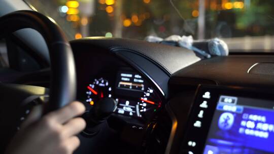 夜晚开车视频晚上驾驶汽车辆双手手握方向盘