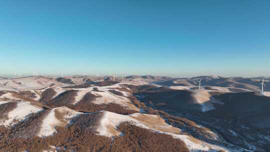 初雪山脉风车