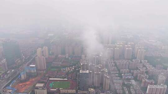 雨雾天，航拍武汉市云雾中的繁华城市上空